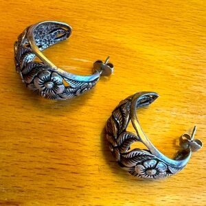 Vintage silver floral filagree pierced earrings.